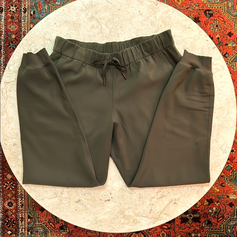 Lululemon On the Fly Jogger in Dark Olive / Size 10